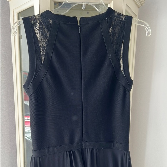 Elegant Black Sleeveless Dress - Picture 4 of 4